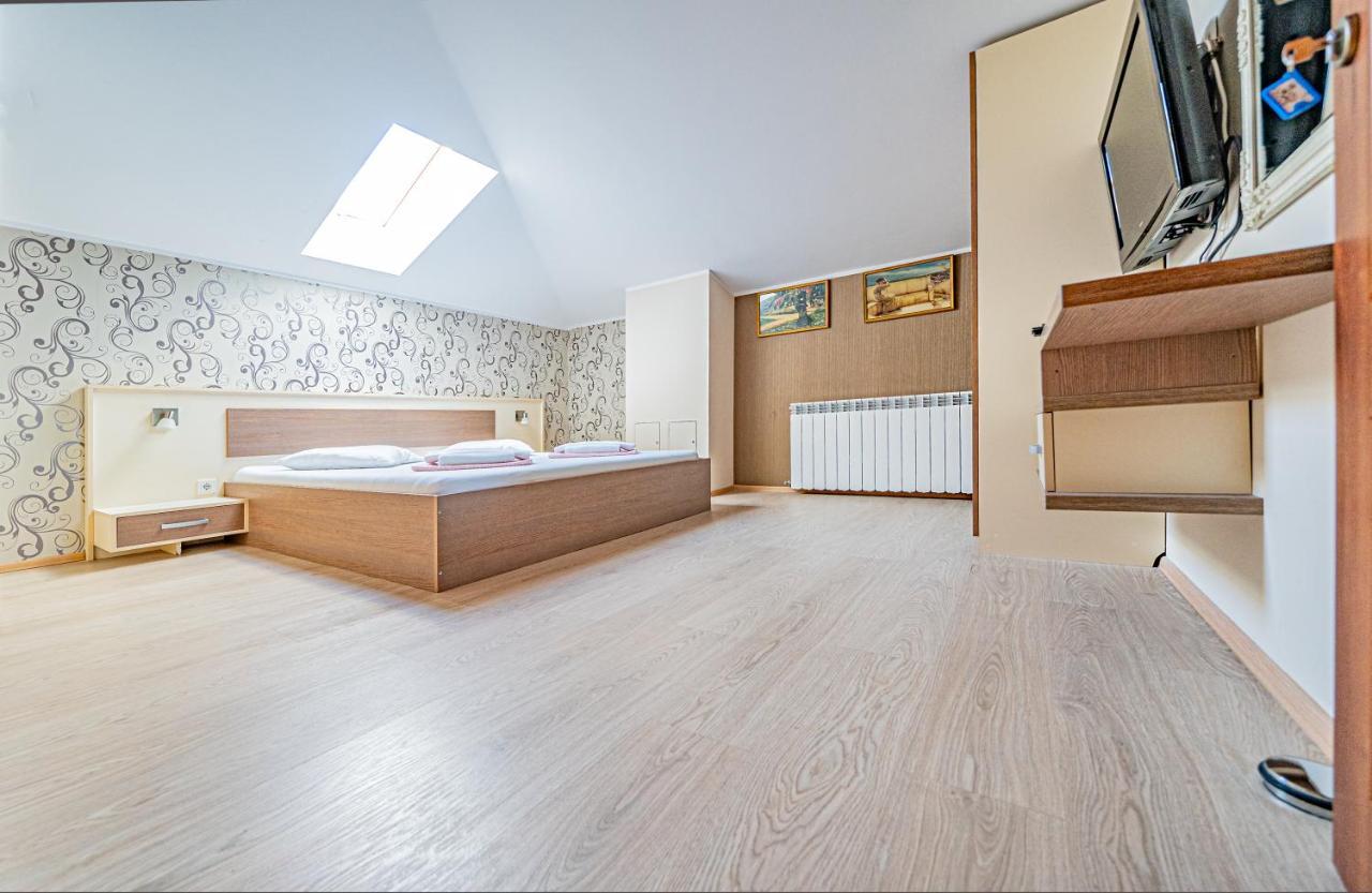 Pension Onix Vienna Airport Hotel Maria Ellend Buitenkant foto